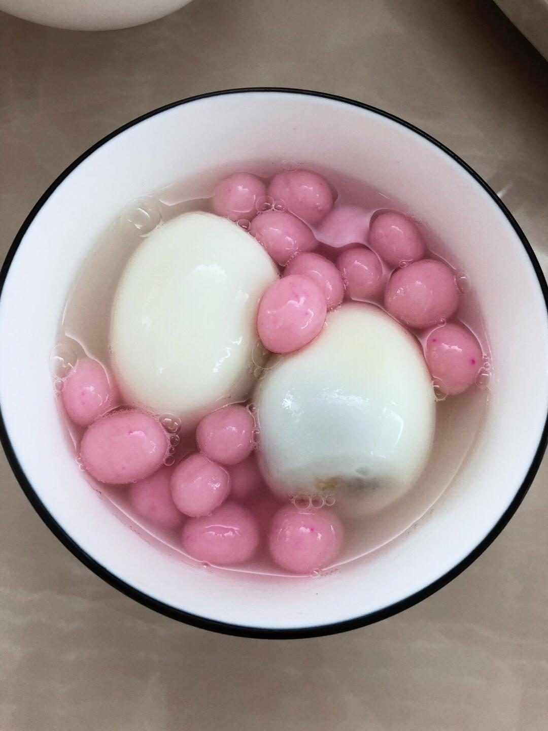 合房吃的甜丸：两颗大白丸子配一撮粉红小圆子，泡在糖水里。图源：抖音 @普宁市流沙华庭商行（周乐填），2022 年 6 月 17 日。