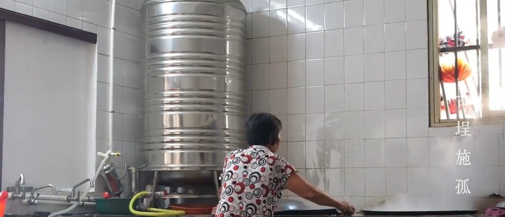 柴火灶上的大锅，办一场事要烧一整天　图：《古埕施孤》截帧